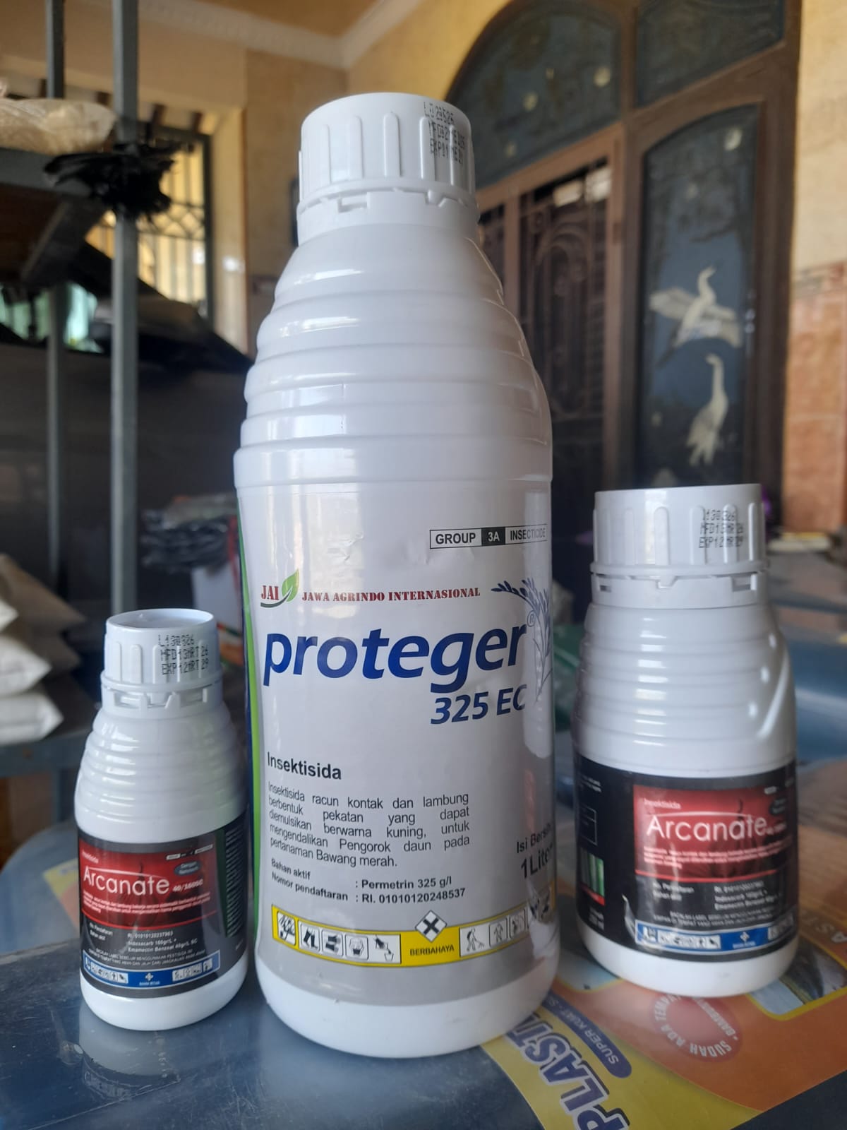 Produk perlindungan tanaman Proteger dan Arcanate yang tersedia di Putra Petani